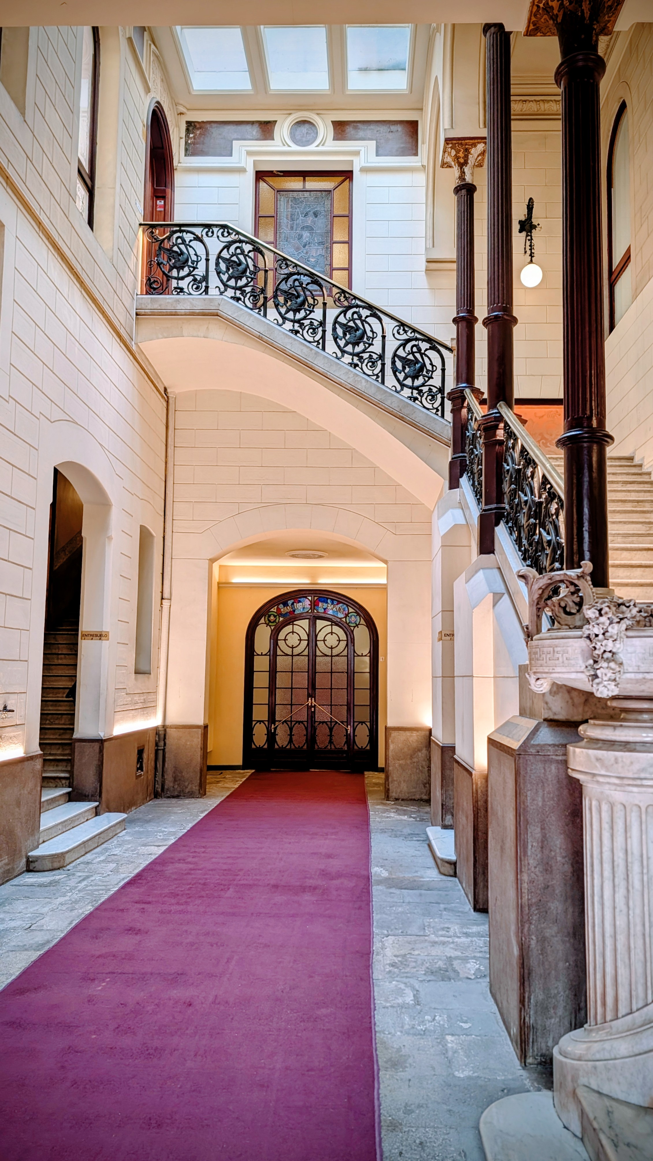 Escaleras principales de nuestras oficinas